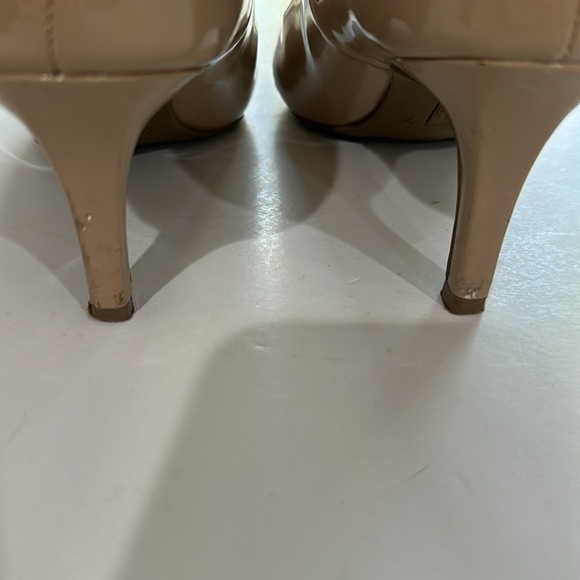 Tan pumps size 7 - Picture 3 of 5